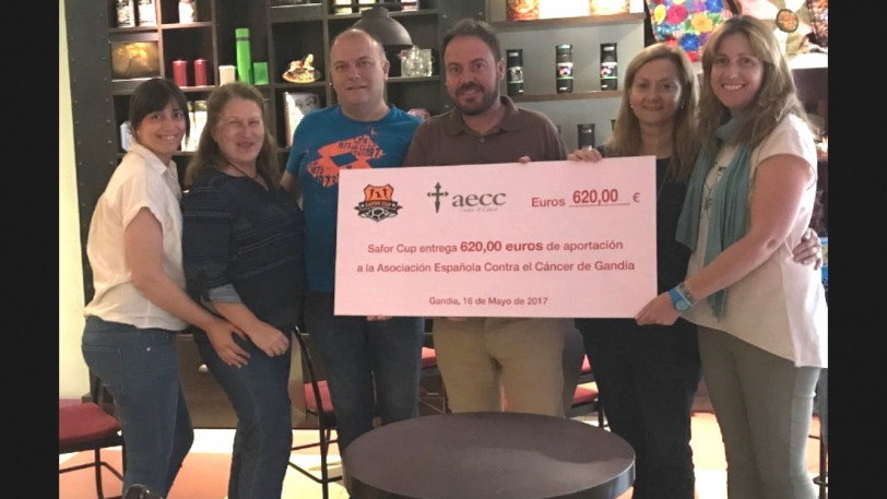 La AECC de Gandía recibe el cheque con la donación de la Safor Cup