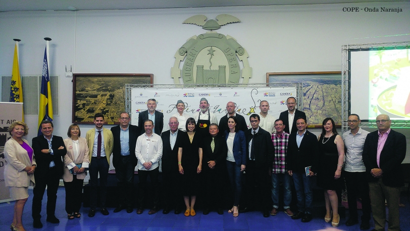 Cocineros de Japón y Francia en el 43 Concurso de Fideuà de Gandia