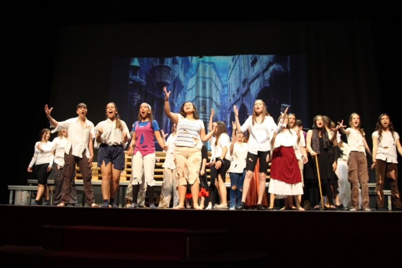 Los alumnos de las Esclavas de Benirredrà representan Les Misérables