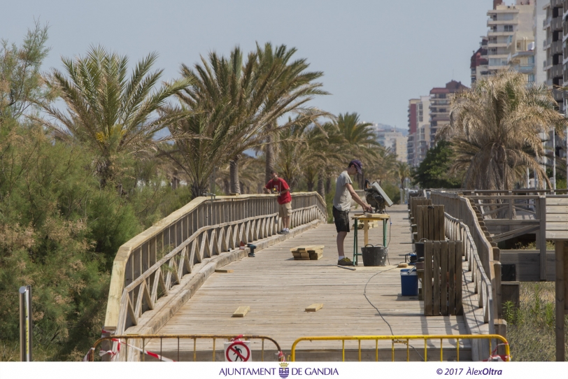 El Ayuntamiento de Gandia restaura la pasarela del final de la playa