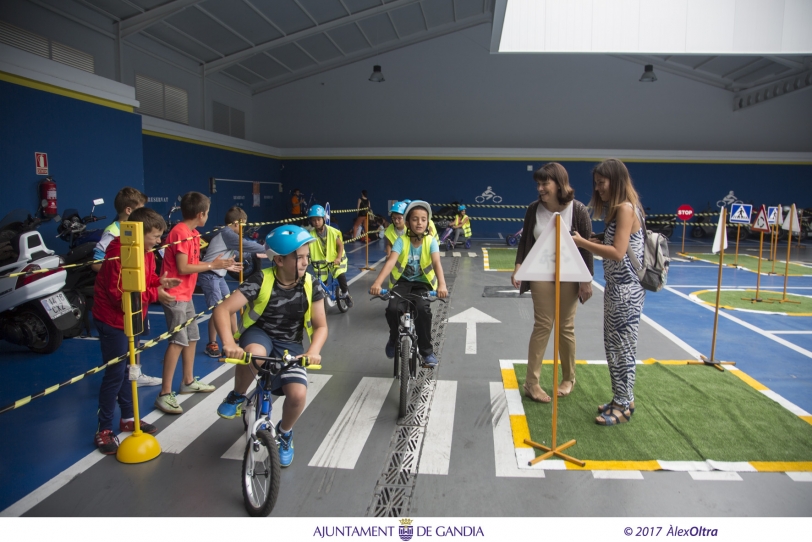 La Policía de Gandia acogerá esta semana alumnos de centros educativos