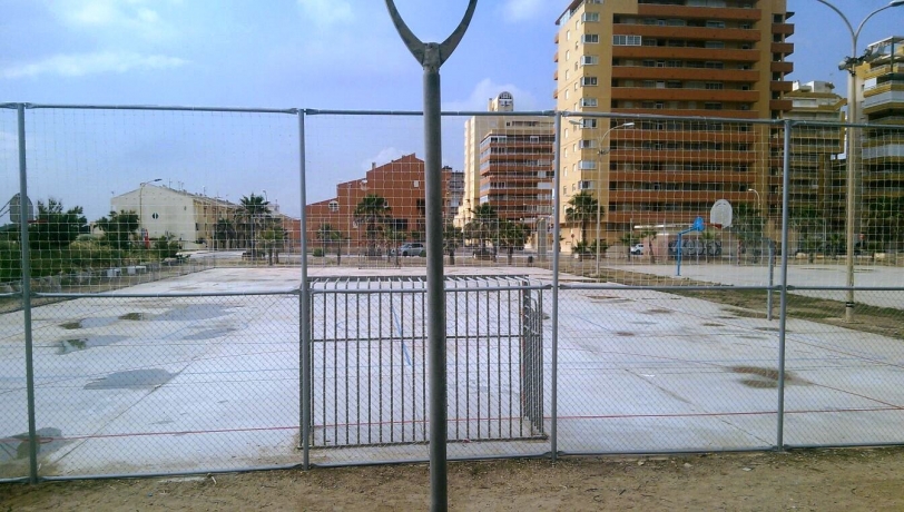 Tavernes instala nuevas vallas metálicas en la zona deportiva de la Goleta