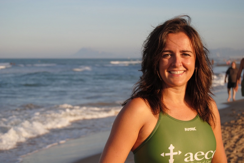 La nadadora gandiense Selina Moreno probará una crema anti medusas