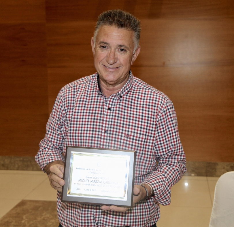 El presidente del CF Base Gandia es reconocido en la Gala de Fútbol Comarcal