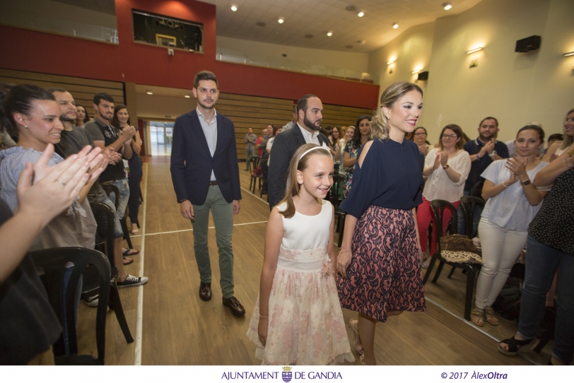 Las Falleras Mayores, Nuria y Sara, se presentan ante las Fallas de Gandia