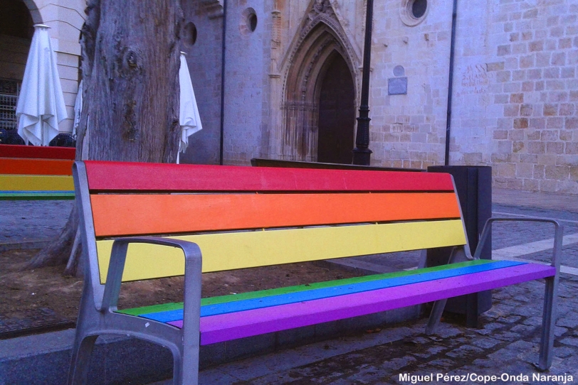 Gandia pinta de tolerancia sus bancos en conmemoración al Orgullo LGTBI