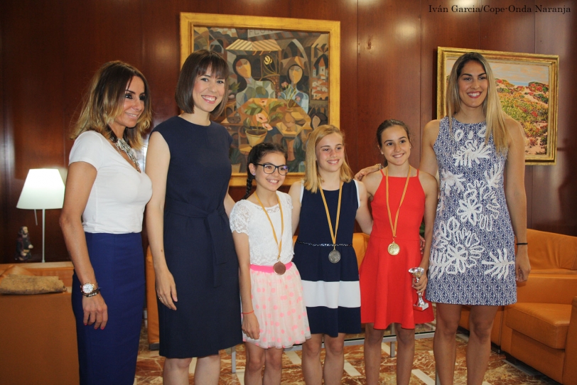 La alcaldesa ha recibido a las medallistas del club de Gimnasia Rítmica Vida