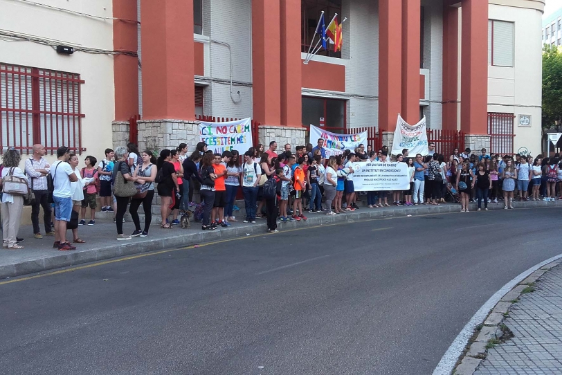 Una semana de protestas para pedir barracones para el instituto Ausiàs March