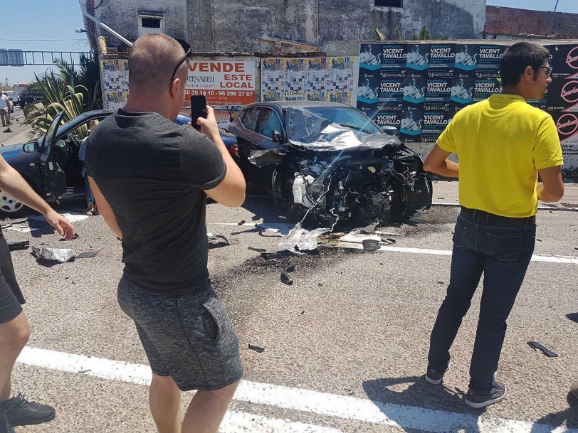 Una colisión entre un camión y varios coches deja seis heridos en Oliva