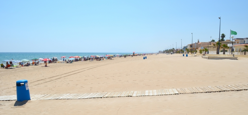 La playa de Miramar a punto para iniciar la temporada estival