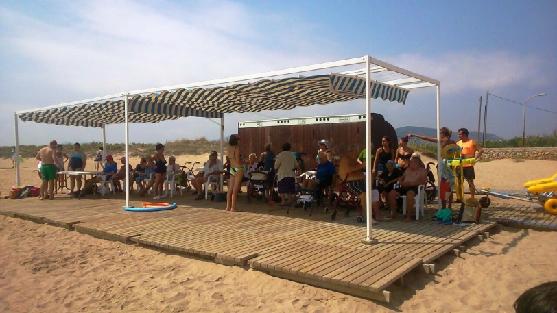 El servicio de playa accesible ya está a punto en las playas de Tavernes