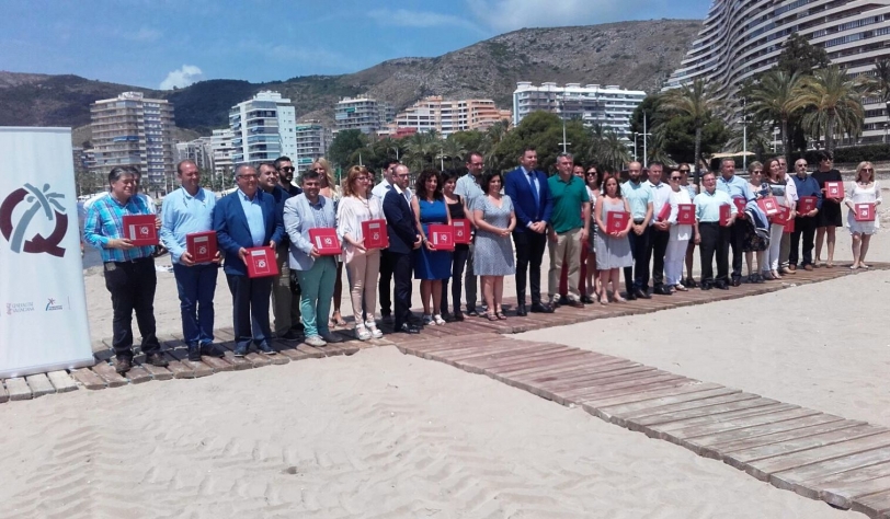 Tavernes recibe el reconocimiento de dos banderas Qualitur en sus playas