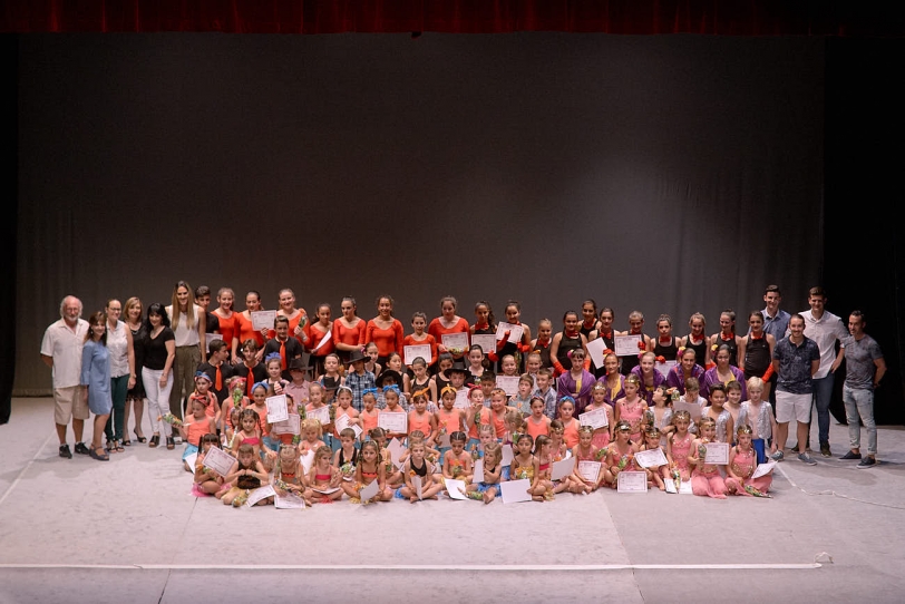 Exhibición en el Teatro Serrano del Club de Gimnasia Artística de la Safor