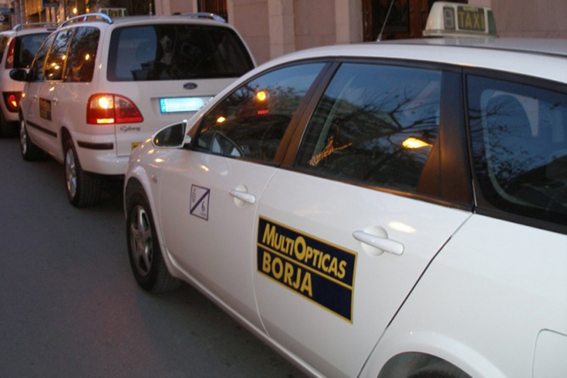 Un verano cortos de taxis en Gandia y Tavernes por culpa de los consistorios