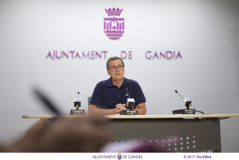 Aparcabicis y puntos de carga para coches eléctricos en parkings municipales