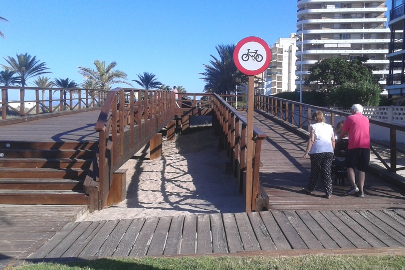 Gandia abre la pasarela sobre las dunas con polémica incluida