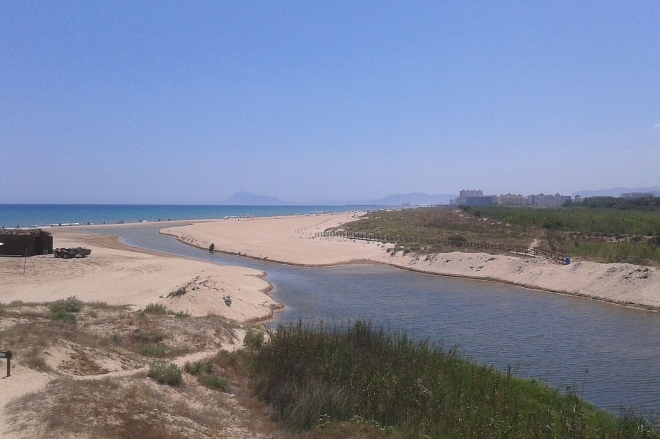 La desembocadura del río Vaca no delimita los términos municipales