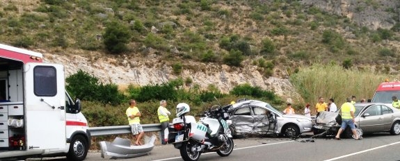 5 vehículos implicados en un accidente de tráfico en la N 332 en Tavernes