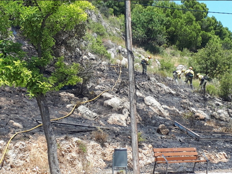 Controlado el incendio forestal de Tavernes de la Valldigna en la CV-50
