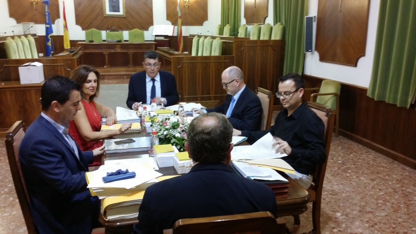 Les Corts trata en Oliva las dificultades comunicativas viarias