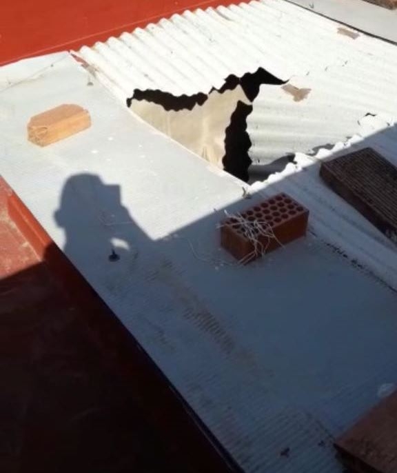 La Policía Local de Tavernes rescata a un niño tras caer del techo