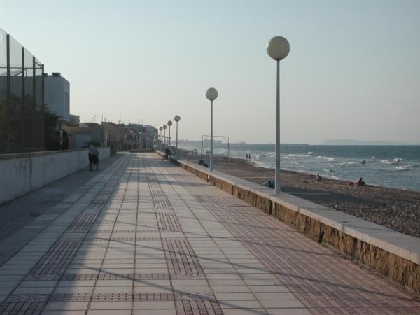 Se encienden las farolas de la playa de Piles las 24 horas por mantenimiento