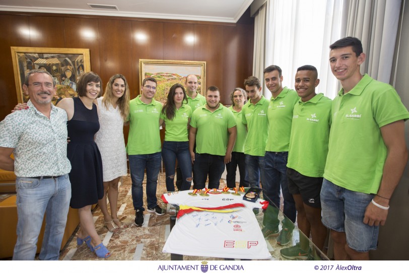 El Ayuntamiento de Gandia recibe a una gran generación del CC El Garbí