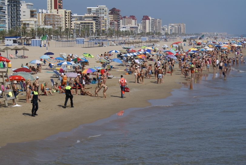 Los veraneantes de la playa de Gandía siguen sin respetar las normas básicas