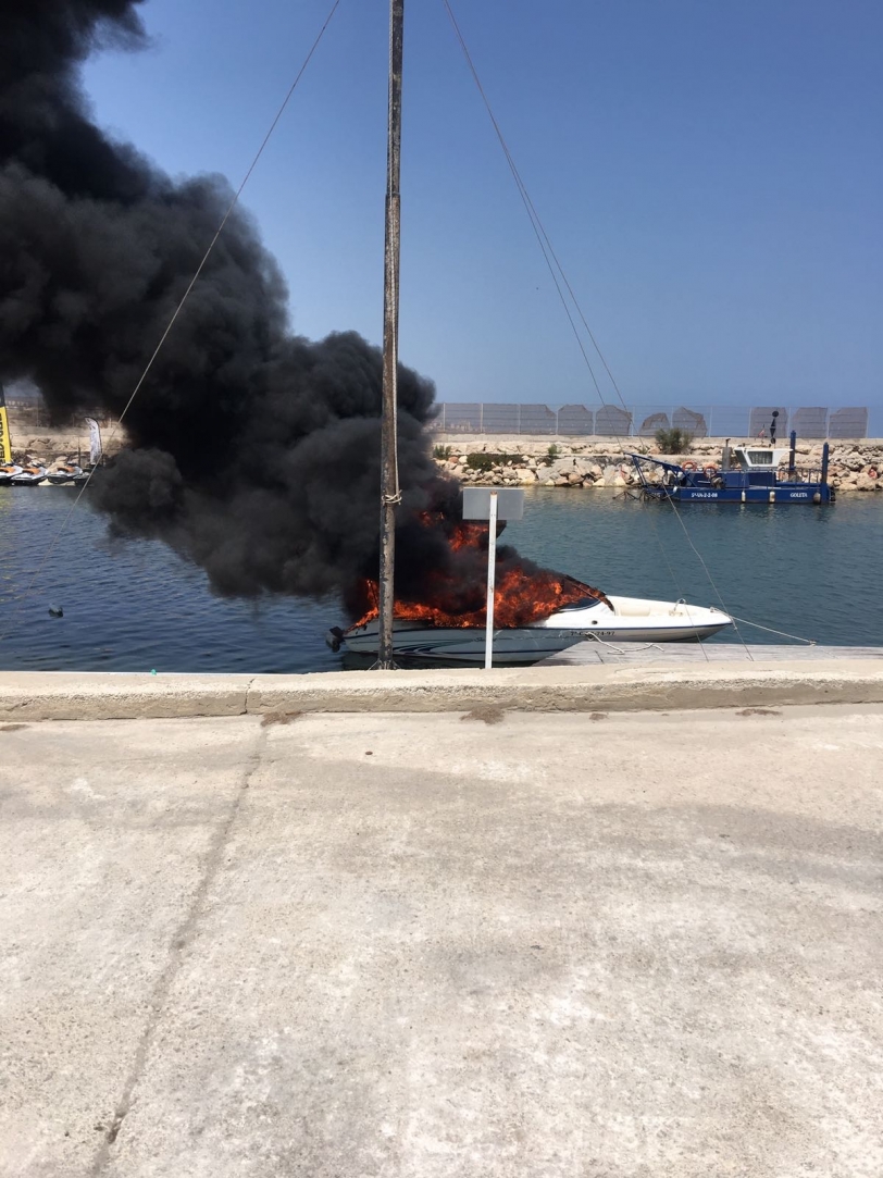 Arde una embarcación en el Club Náutico de Oliva