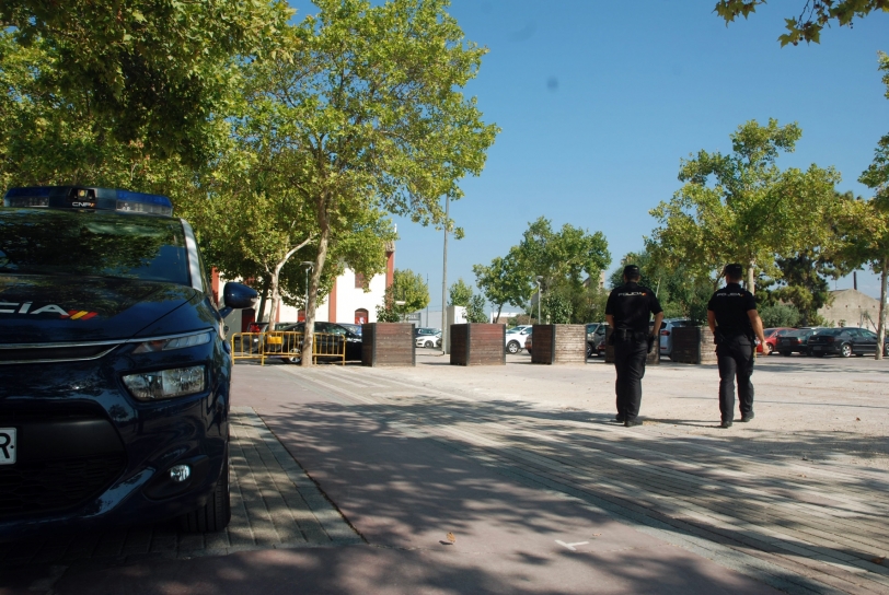 Detenido infraganti intentando robar en el interior de un coche en Gandia