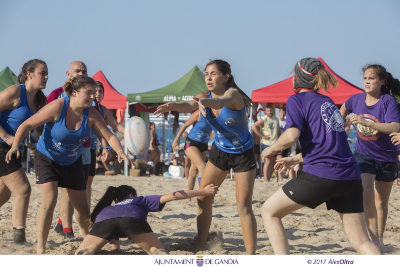 El torneo de rugby playa Seven Safor recibe a más de 100 jugadores