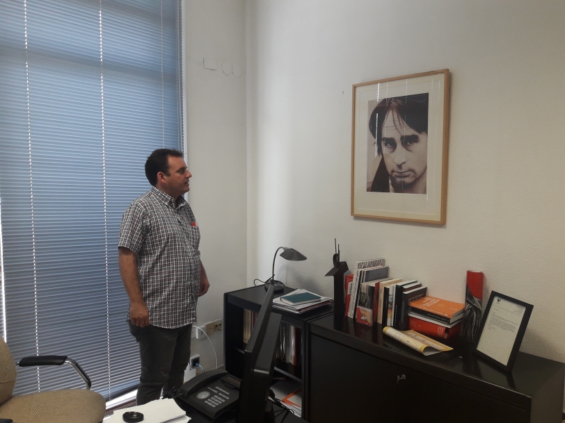 El autor Antoni Miró dona un cuadro de Ovidi Montllor a Bellreguard