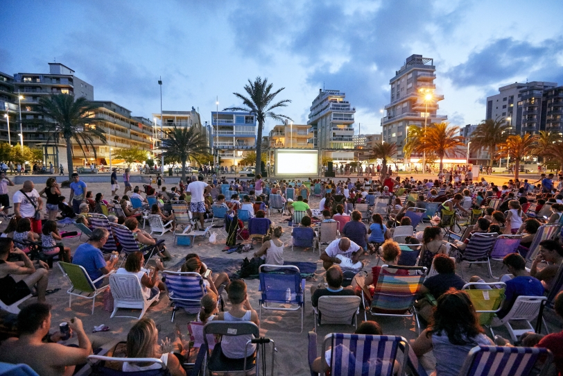 El Cinema Vora Mar de Gandia continuará en agosto tras el éxito de julio