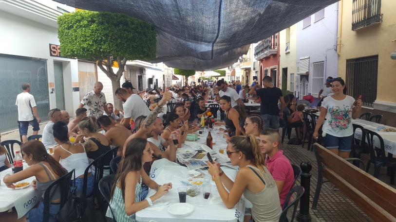Benirredrà comienza las fiestas patronales con una fiesta ibicenca y paellas