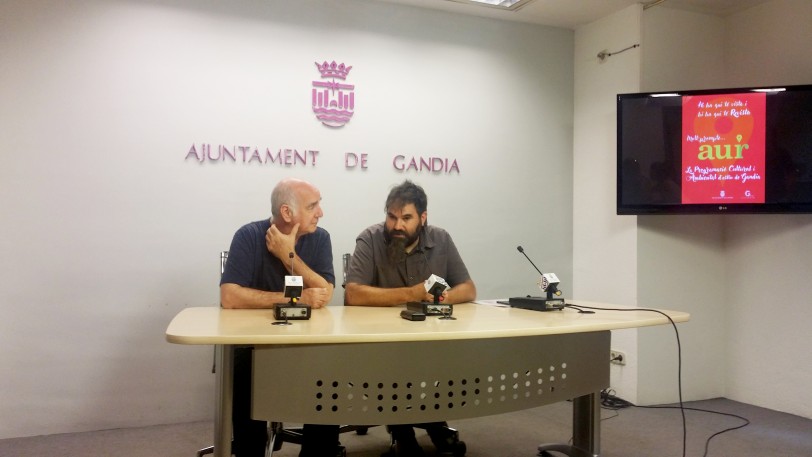 El Ayuntamiento de Gandia presenta la revista de verano Auir