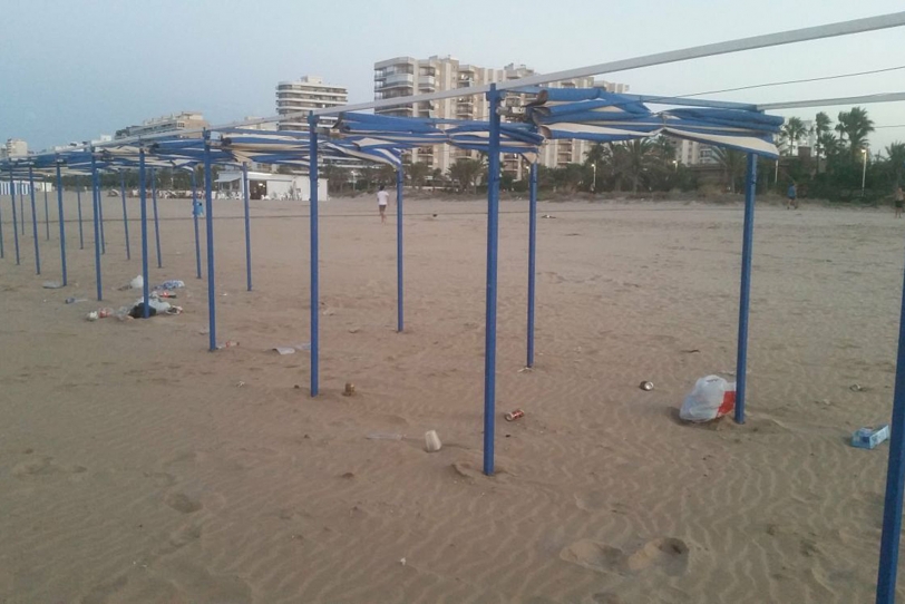 La estampa dominguera de la playa de Gandia