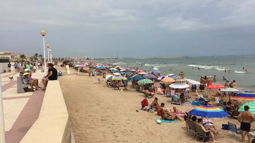 La playa de Daimús, llena con más de 15.000 personas este puente festivo