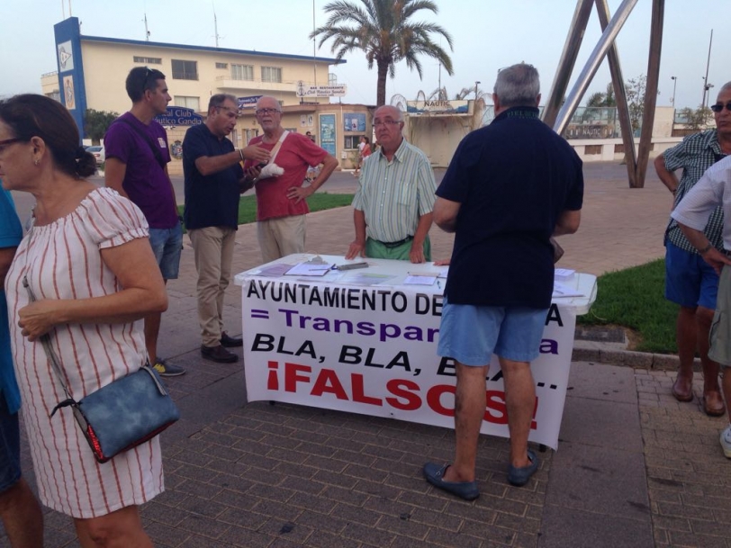 Más de 200 firmas recogidas por la Asociación de Vecinos por la Convivencia