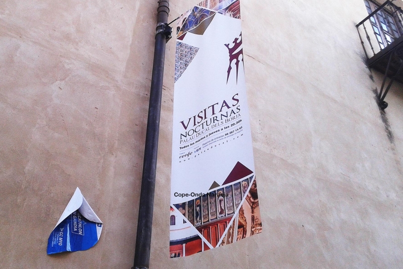 Pegan una publicidad de SaforBici en lo alto de una pared del Palau Ducal