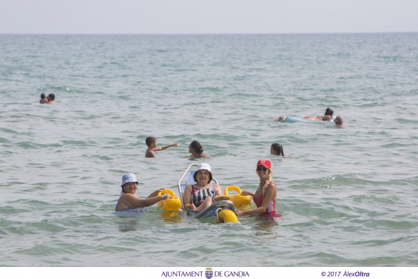 Las personas con movilidad reducida ya pueden bañarse en la playa de Gandia