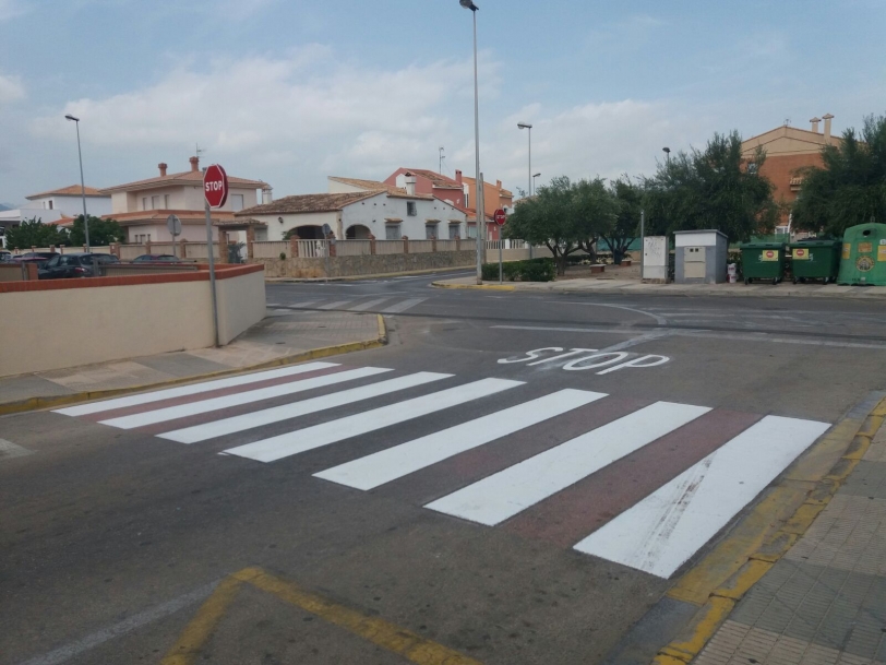 En Oliva está en marcha la pintura vial de cruces peligrosos y transitados