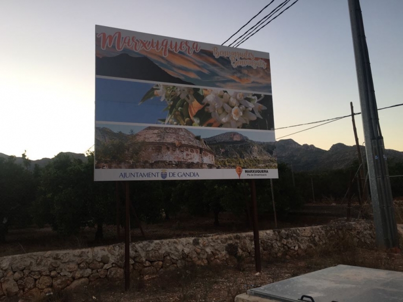  Un cartel de bienvenida anuncia la llegada a a la Ermita y a Marxuquera