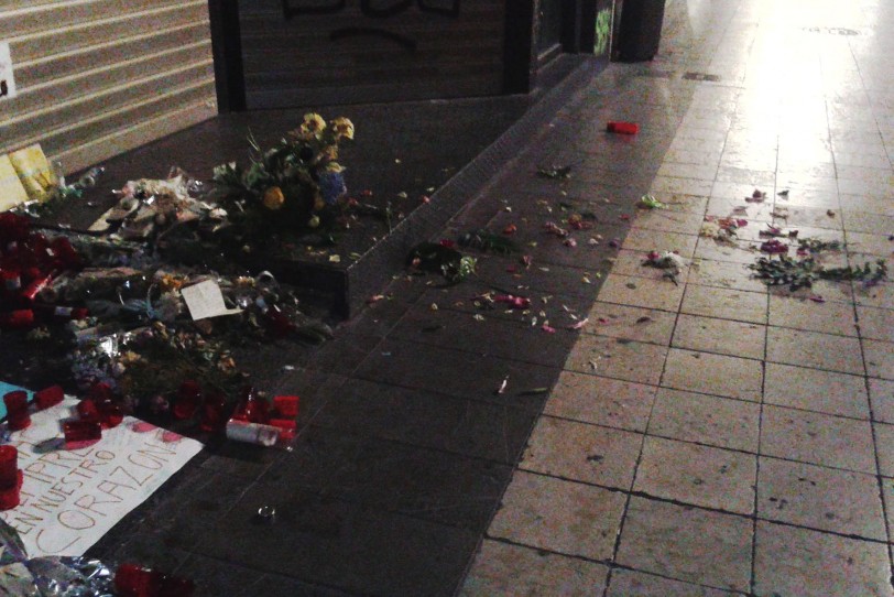 Unos vándalos destrozan el altar improvisado de plena calle Major de Gandia