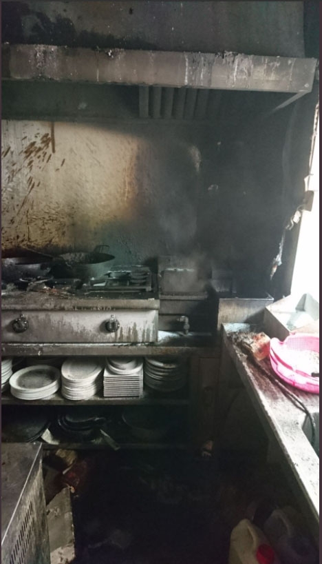 Los bomberos extinguen un incendio en un restaurante de Gandia