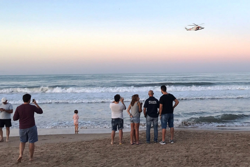 Se reanudan las tareas de búsqueda de la mujer engullida por el mar en Oliva