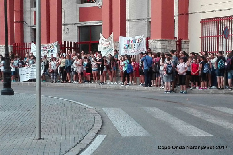 La AMPA del Ausiàs March de Gandia retoma sus protestas por la situación