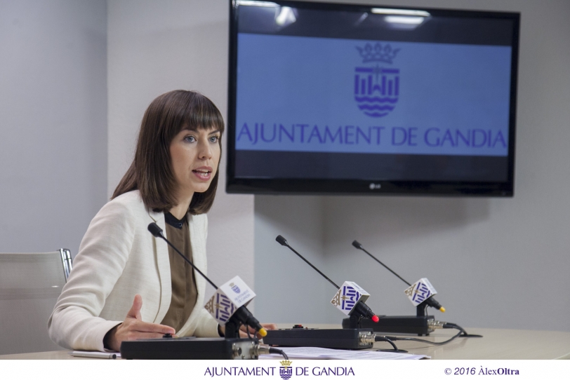 La alcaldesa recuerda que sí colaboran para desalojar viviendas okupadas