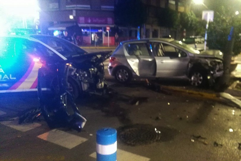 Dos policías nacionales heridos leves tras un choque en Gandia