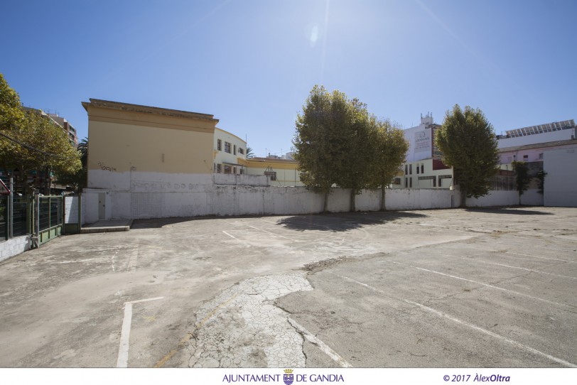 Limpian el solar anejo al instituto Ausiàs March para uso del centro escolar