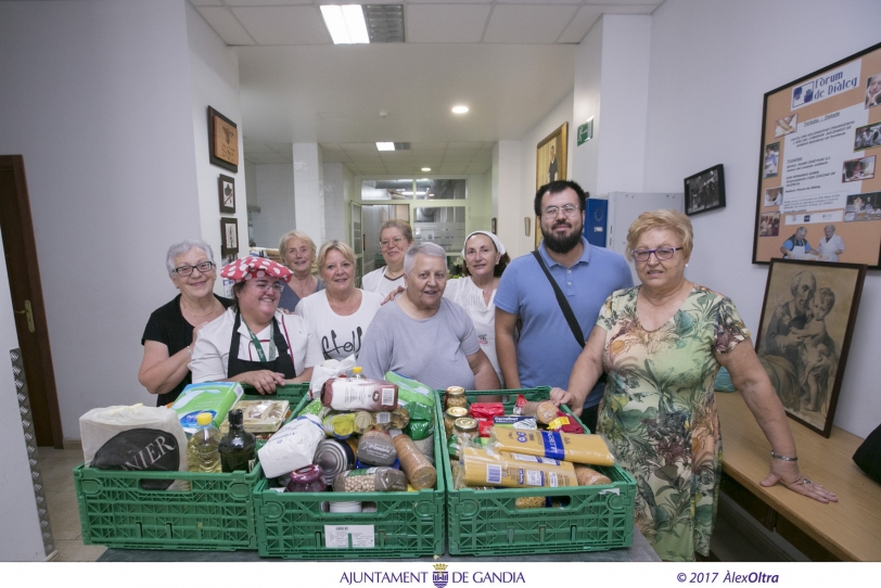 Gandia entrega al Comedor Social lo recogido en el Cine Solidario de Verano